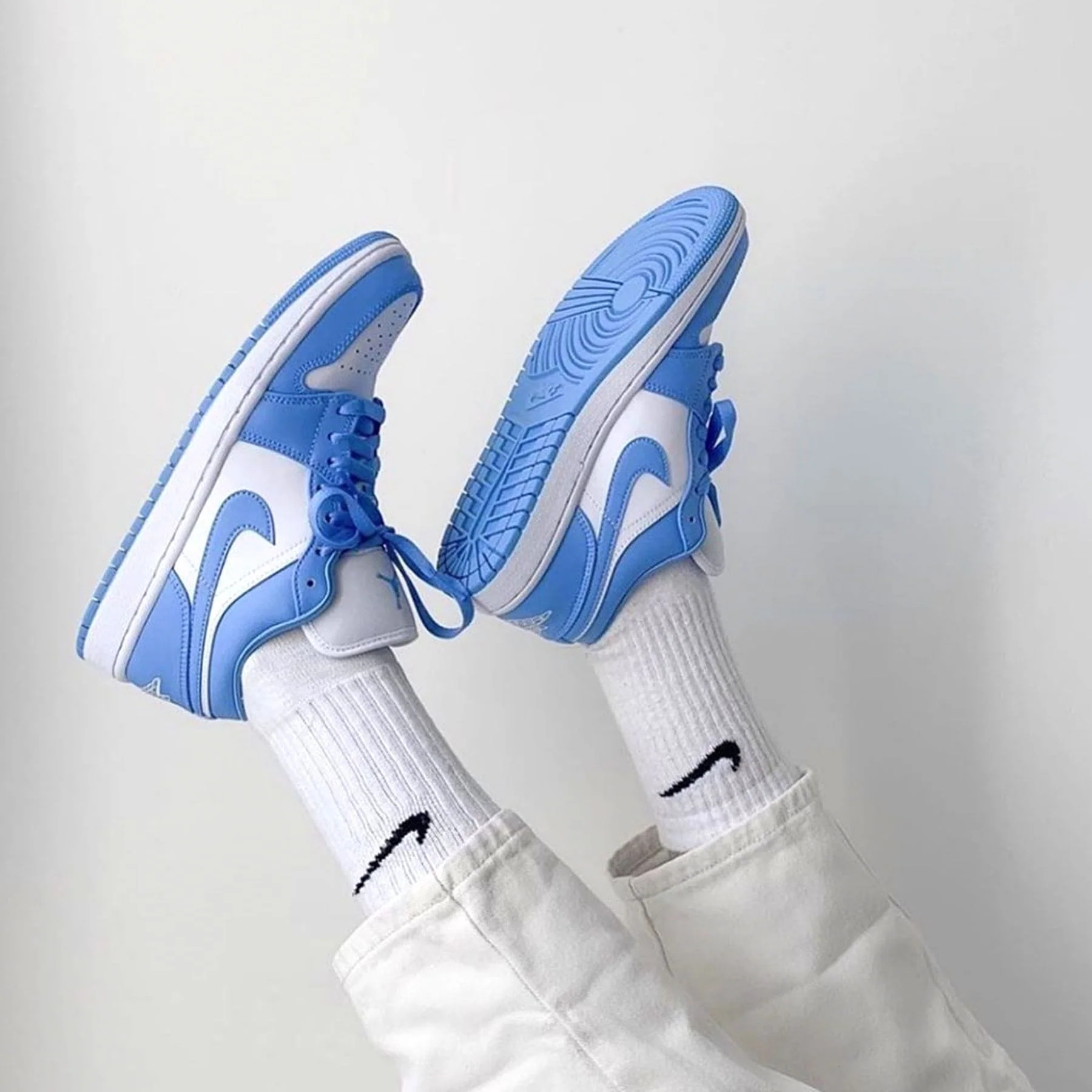 Air Jordan 1 Low Wmns 'UNC' - Image 7