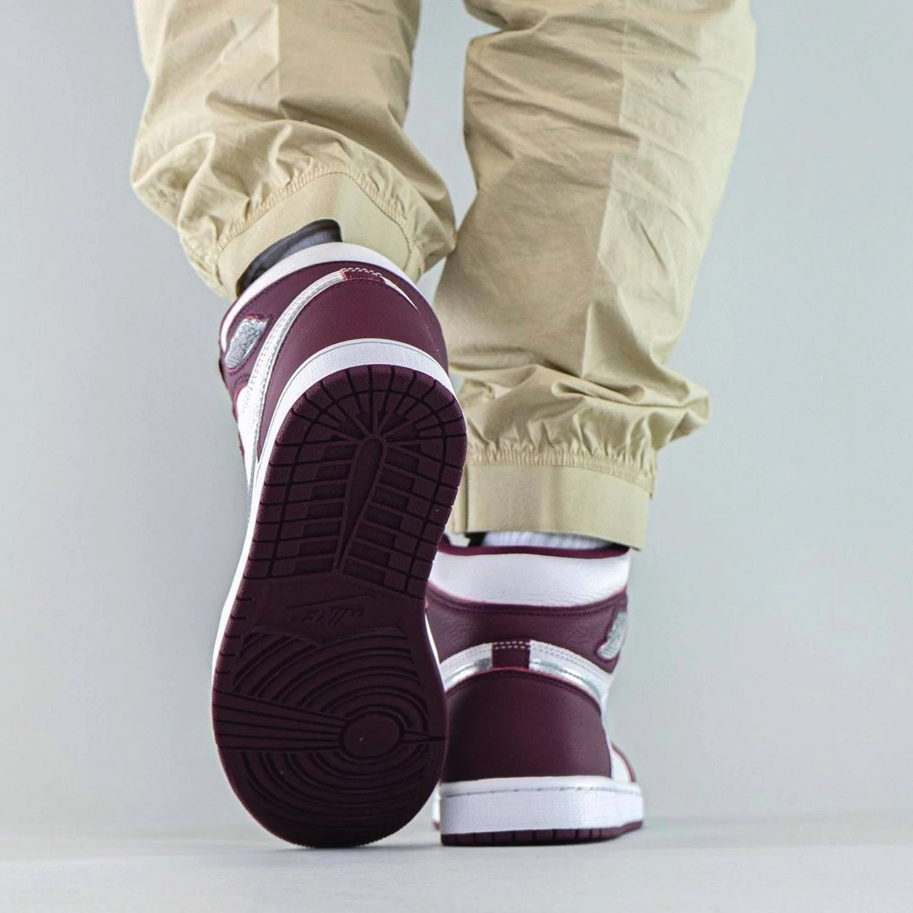 Air Jordan 1 Retro High OG 'Bordeaux' - Image 8