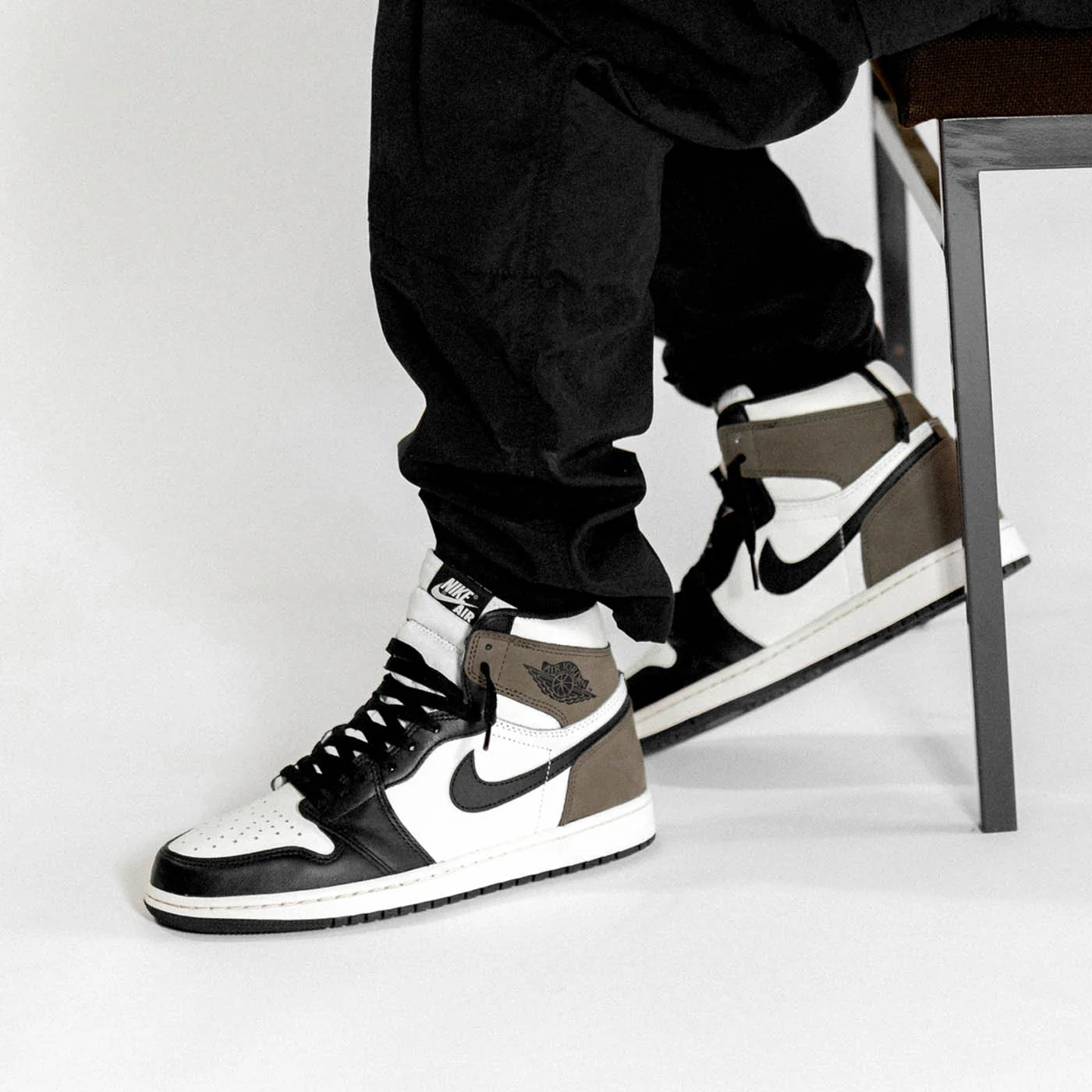 Air Jordan 1 Retro High OG 'Dark Mocha' - Image 4