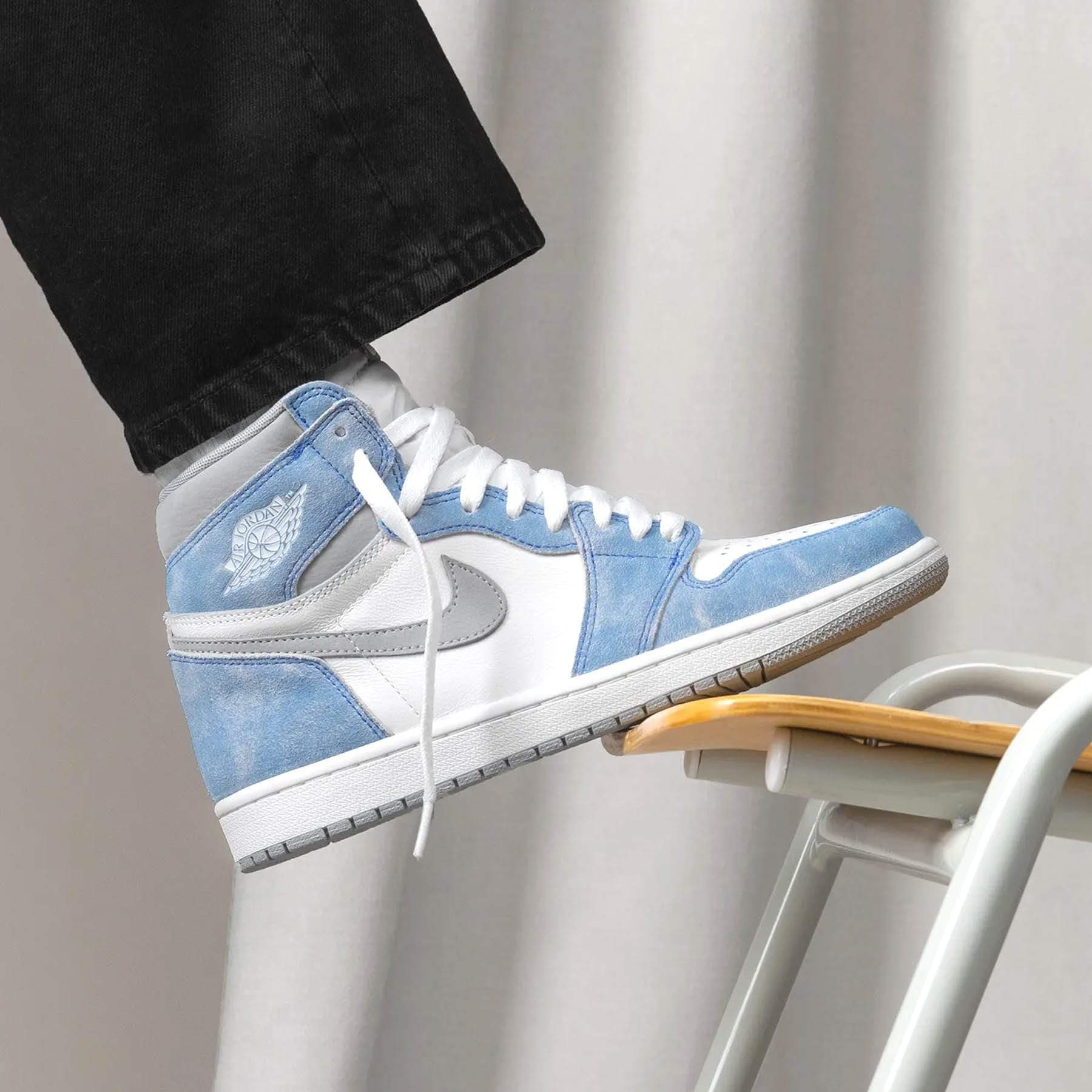 Air Jordan 1 Retro High OG 'Hyper Royal' - Image 6