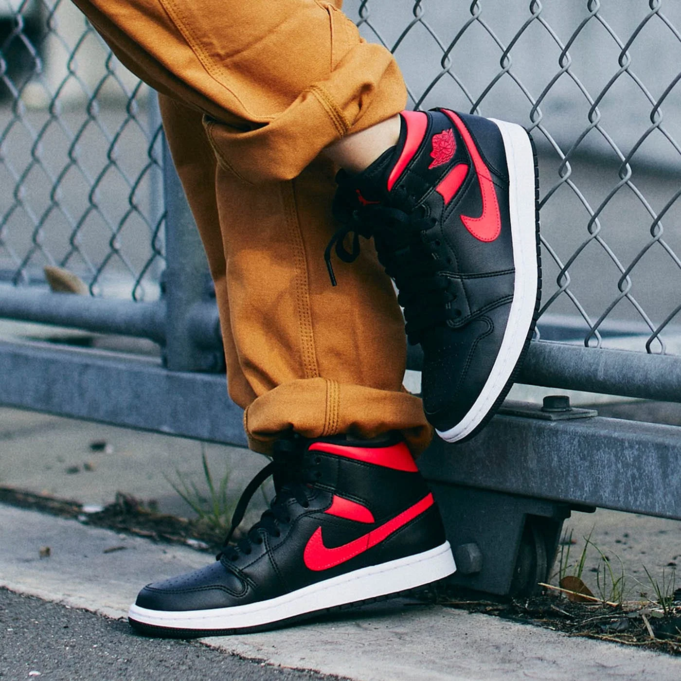 Air Jordan 1 Wmns Mid 'Siren Red' - Image 6
