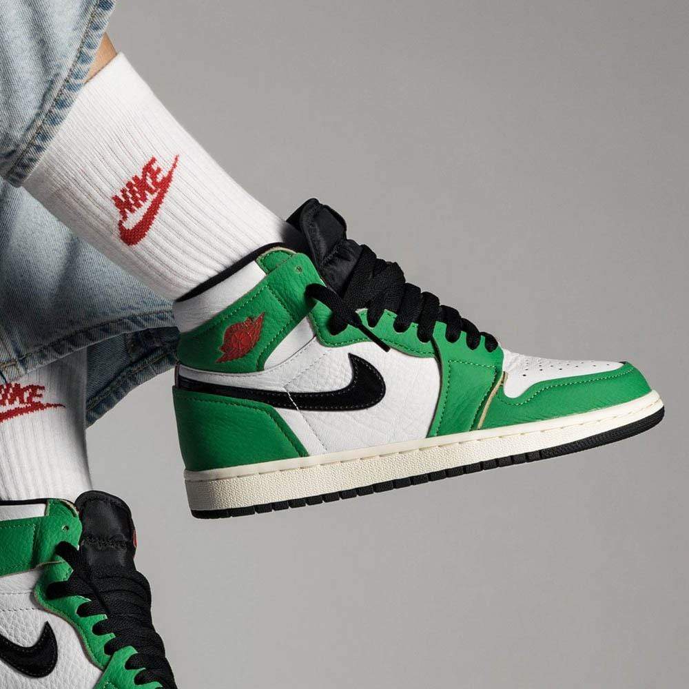 Air Jordan 1 Wmns Retro High OG 'Lucky Green' - Image 7