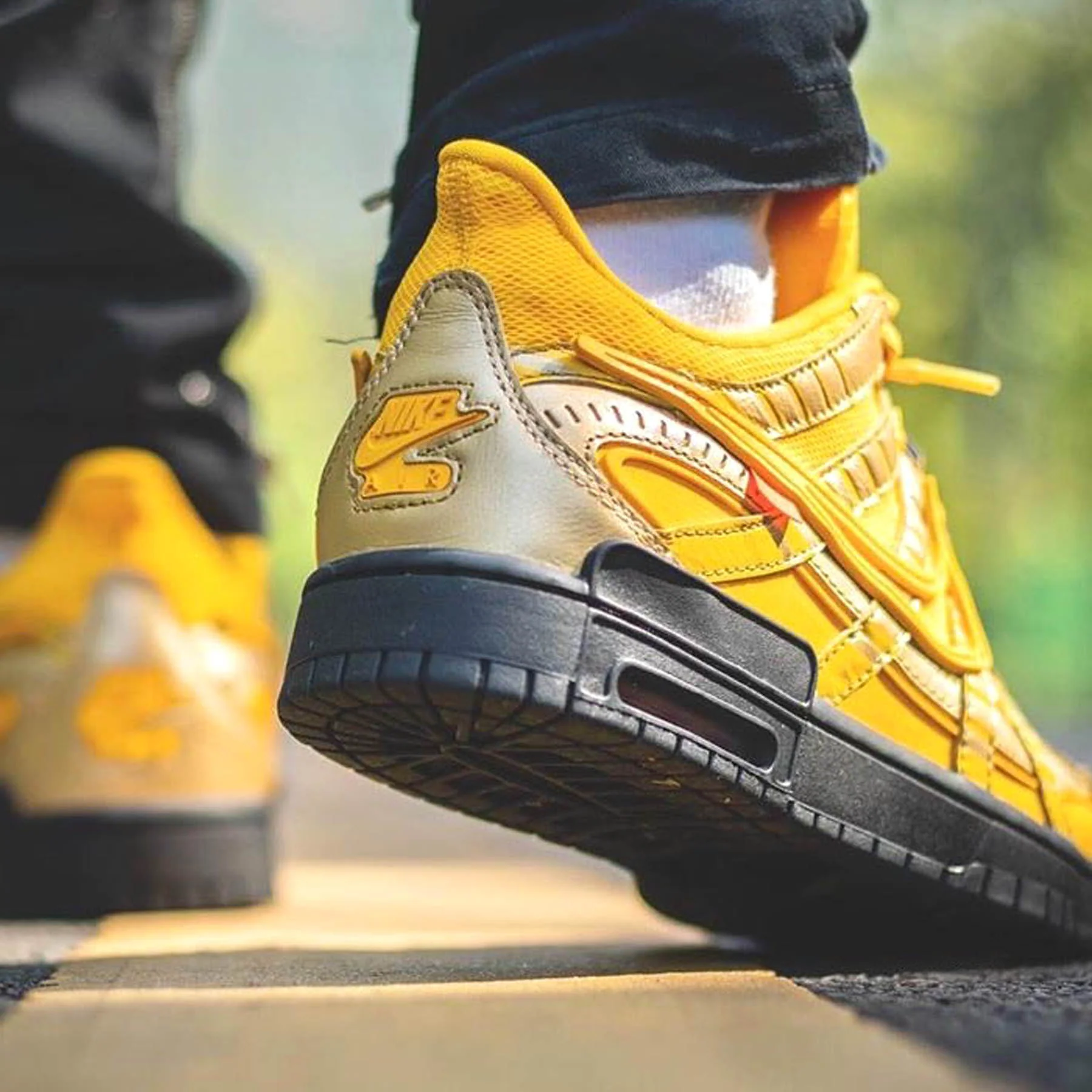 Off-White x Nike Air Rubber Dunk 'University Gold' - Image 7